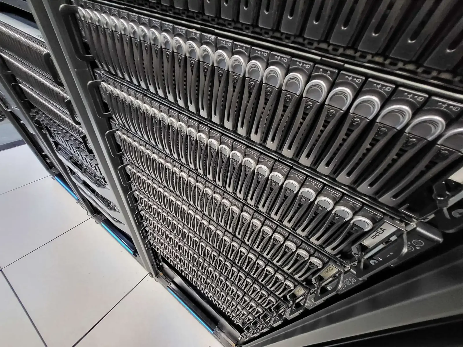 Racks de servidores del centro de datos de Inferencia Integral